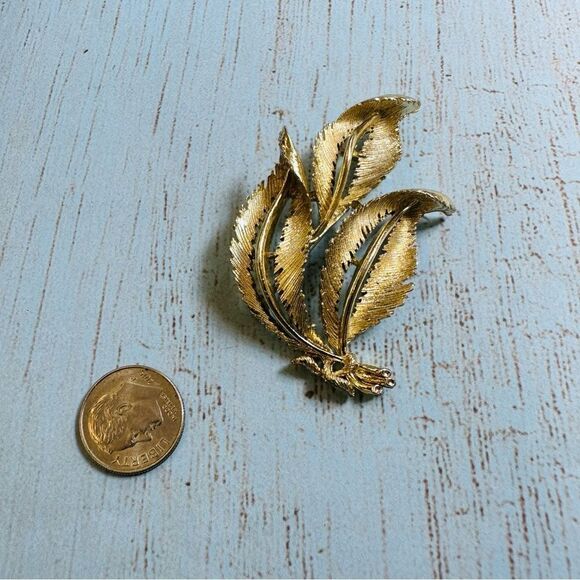 VTG Gold Triple Leaf Brooch - Picture 1 of 2